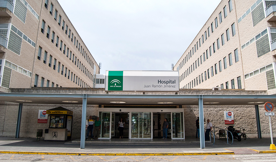 Entrada del Hospital Juan Ramón Jiménez, del SAS, en Huelva.